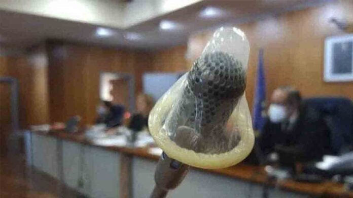 Aparece un preservativo en el micro de un fiscal