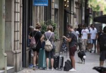 Los vecinos podrán vetar los pisos turísticos con acuerdos por mayoría El Ayuntamiento de Barcelona retira la licencia a 597 pisos turísticos por incumplir la normativa