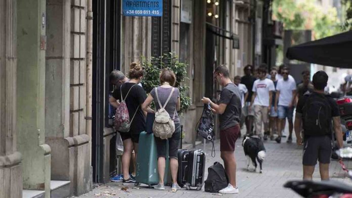El Ayuntamiento de Barcelona retira la licencia a 597 pisos turísticos por incumplir la normativa