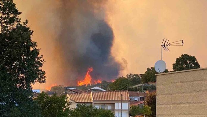 El gobierno envía 2 brigadas y 7 aviones al incendio declarado en Monterrei (Ourense)