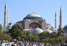 Erdogan reconvierte Santa Sofía en una mezquita Erdogan reconvierte Santa Sofía en una mezquita después de recibir el aval de la justicia