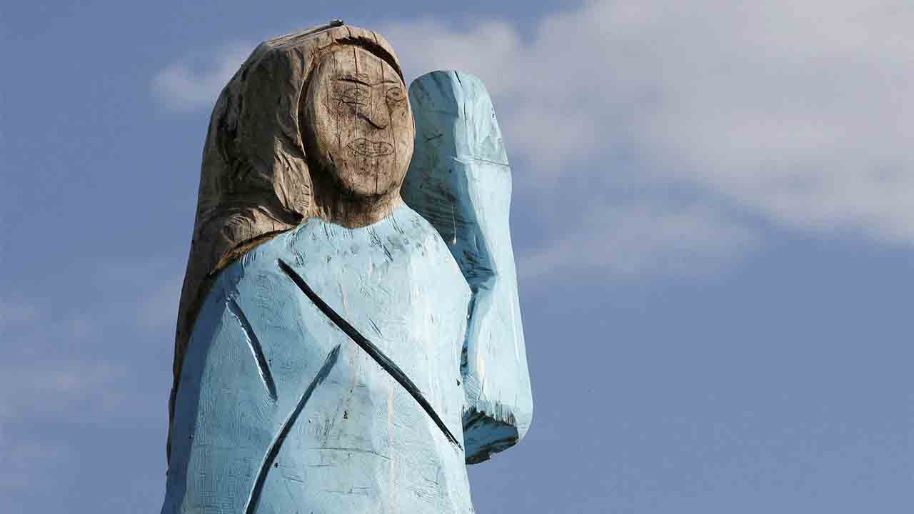 La estatua de Melania Trump chamuscada en su ciudad natal de Eslovenia