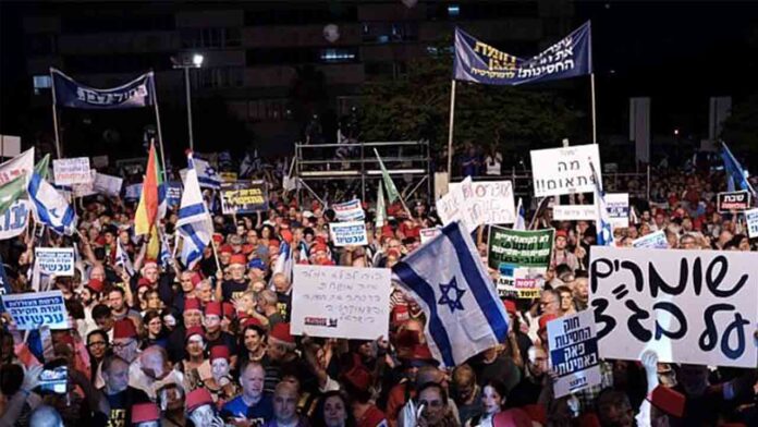 Miles de israelíes protestan contra Netanyahu por la gestión del coronavirus