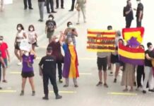 Un grupo de manifestantes protesta contra Felipe VI en València Un grupo de manifestantes protesta contra Felipe VI en València