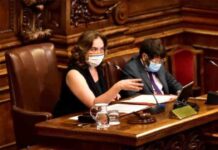 Barcelona retira los honores al emérito y reprueba al Gobierno Barcelona retira los honores al emérito y reprueba al Gobierno