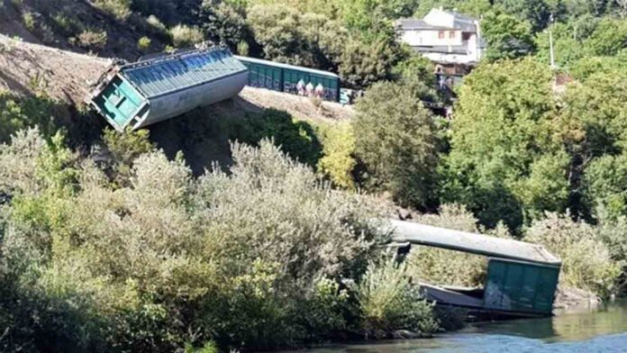 Investigan a Adif por el lanzamiento de dos vagones de tren a un río en Galicia