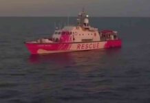 Traslado de los 200 migrantes del «Louise Michel» al «Sea-Watch 4» Traslado de los 200 migrantes del Louise Michel al Sea-Watch 4