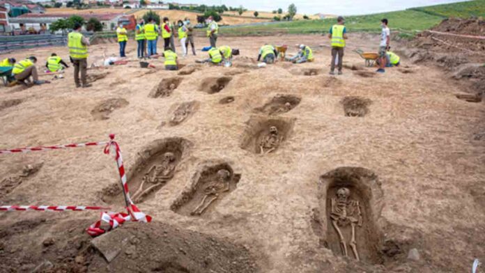 Unas obras en La Rioja sacan a la luz una necrópolis medieval con 90 tumbas
