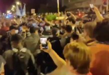 La policía israelí y grupos de extrema derecha afines a Netanyahu cargan contra los manifestantes La policía israelí y grupos de extrema derecha afines a Netanyahu cargan contra los manifestantes