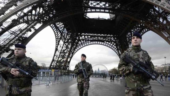 El ministro de interior de Francia dice que el riesgo de terrorismo es extremadamente alto