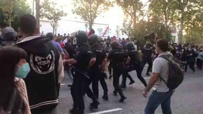 La policía carga injustificadamente contra los manifestantes en Vallecas