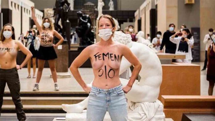 Protesta de Femen en el Museo de Orsay, que prohibió a una mujer entrar por su escote