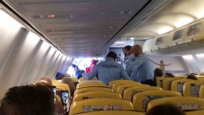 Un avión de Ryanair Liverpool - Tenerife, desviado a Lisboa por un altercado