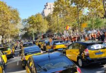 Los taxistas de Barcelona exigen al Gobierno moratorias en los créditos y ayudas al sector Los taxistas de Barcelona exigen al Gobierno moratorias en los créditos y ayudas al sector