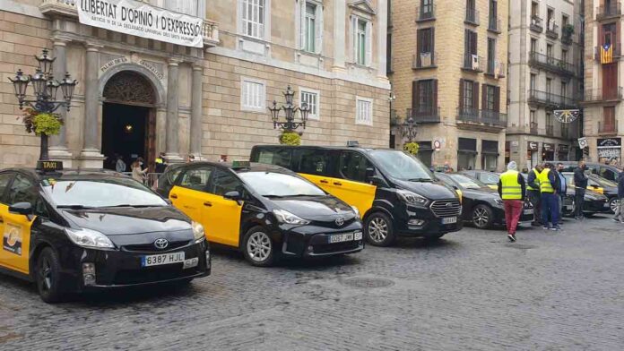 Reunión de los taxistas en el Ayuntamiento de Barcelona
