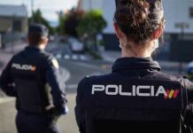 La policía detiene a una mujer por vender certificados falsos de PCR La policía detiene a una mujer por vender certificados falsos de PCR