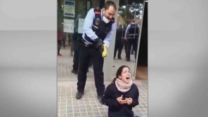 Querella contra un Mosso que redujo a una joven con una pistola Taser en Sabadell