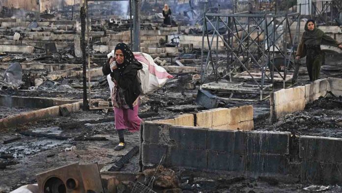 Refugiados sirios huyen del campamento del Líbano tras incendiarse