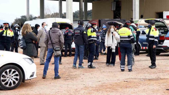 2 detenidos, 5 investigados y 215 identificados en la fiesta de Llinars en Barcelona