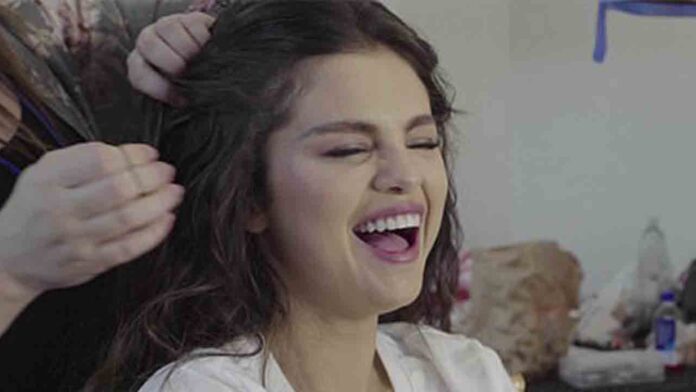 Selena Gómez cree que suena mejor cantando en español que en inglés