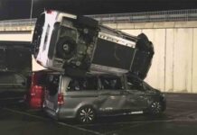 Un ex trabajador de Mercedes destroza 69 furgonetas de lujo con una excavadora robada Un ex trabajador de Mercedes destroza 69 furgonetas de lujo con una excavadora robada