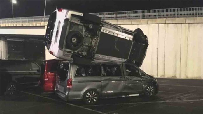 Un ex trabajador de Mercedes destroza 69 furgonetas de lujo con una excavadora robada