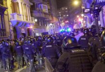 Emboscada y carga de los Mossos a los manifestantes en Barcelona Emboscada y carga de los Mossos a los manifestantes en Barcelona