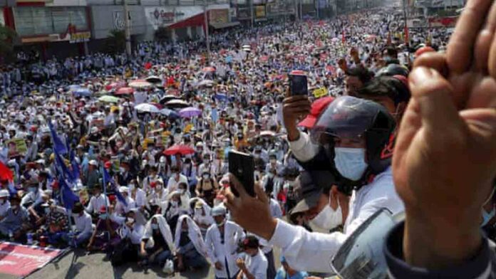 Espectacular manifestación en Birmania contra el golpe militar