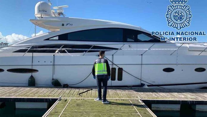 La Policía Nacional recupera en La Línea de la Concepción un yate de lujo robado en Francia