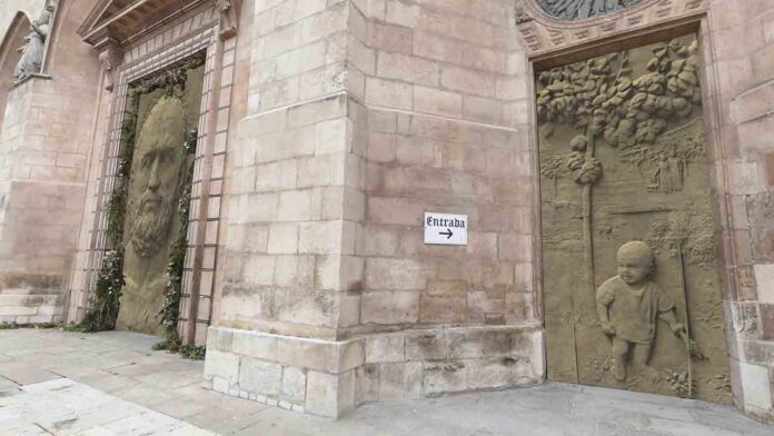 La monstruosidad de las puertas de la Catedral de Burgos