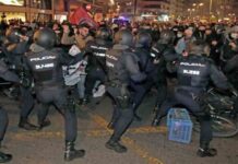 La policía carga contra los manifestantes en València por la liberación de Hasel La policía carga contra los manifestantes en València por la liberación de Hasel