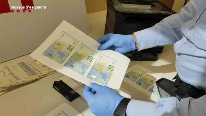 Los Mossos detienen a tres hombres en Salou por falsificación de moneda