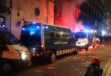 Prenden fuego a una furgoneta de la Guàrdia Urbana con un agente dentro Prenden fuego a una furgoneta de la Guàrdia Urbana con un agente dentro