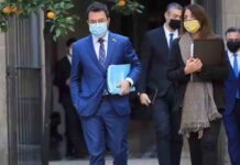 Catalunya podría levantar el confinamiento comarcal de cara a Semana Santa El Gobierno se plantea levantar el confinamiento comarcal de cara a la Semana Santa. Lo ha dicho el consejero de Interior, Miguel Samper, en una entrevista en el programa 'Planta Baja', en la que aseguró que es la opción prioritaria del Ejecutivo catalán, aunque ha señalado que el Procicat aún no ha tomado ninguna decisión definitiva. En este sentido, sin embargo, ha matizado que sólo se flexibilizará el confinamiento comarcal si los datos epidemiológicos continúan mejorando.