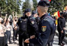 Madrid: La policía identifica a activistas de Femen mientras protege a los falangistas La policía identifica a activistas de Femen mientras protege a los falangistas