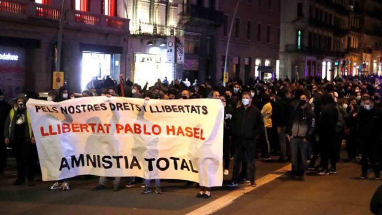 La policía impide el ataque de dos nazis en la protesta pro Hasel en Lleida
