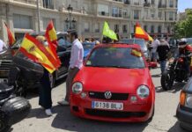 Piden 3 años de cárcel para uno de Vox por amenazar a dos jóvenes que llevaban una bandera LGTBI Piden 3 años de cárcel para uno de Vox por amenazar a dos jóvenes que llevaban una bandera LGTBI