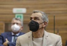 El Constitucional deja a Toni Cantó fuera de la lista de Ayuso Tony Cantó cambia otra vez de chaqueta y se alía con Ayuso