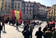 Un grupo de la Falange se manifiesta en Valladolid cantando el ‘cara al sol’ Un grupo de la Falange se manifiesta en Valladolid cantando el 'cara al sol'