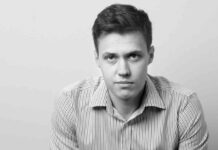 La policía rusa registra la casa del destacado periodista Roman Anin La policía rusa registra la casa del destacado periodista Roman Anin