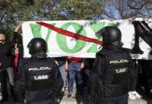 Un antidisturbios lanza una piedra a los antifascistas de Vallecas Un antidisturbios lanza una piedra a los antifascistas de Vallecas