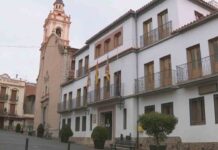 Un cura veta a una lesbiana para ser madrina porque ‘no lleva una vida digna’ Un cura veta a una lesbiana para ser madrina porque 'no lleva una vida digna'