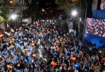 Ayuso gana en Madrid y suma mayoría absoluta con la extrema derecha Ayuso gana en Madrid y suma mayoría absoluta con la extrema derecha