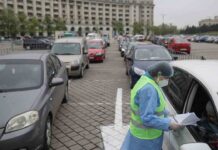Bucarest instala el primer centro de vacunación en coche Bucarest instala el primer centro de vacunación en coche
