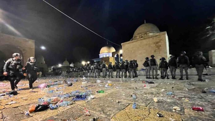 Israeli police raid al-Aqsa mosque