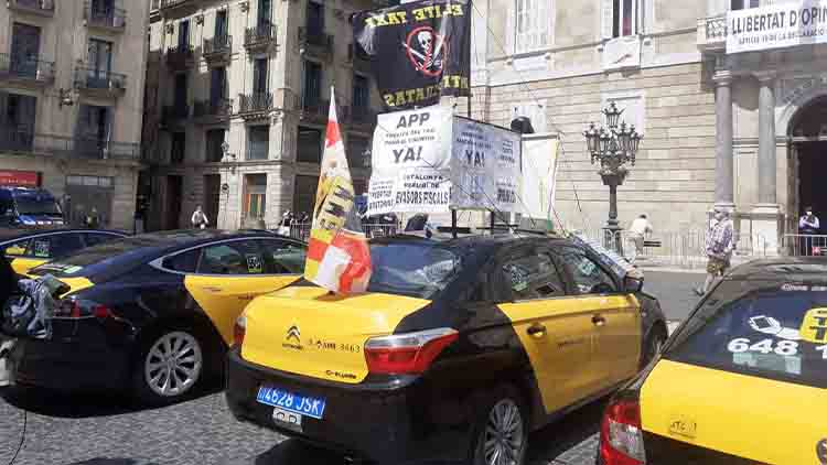 La protesta de los taxistas de Barcelona colapsa la ciudad
