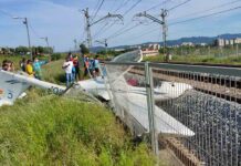 Se estrella una avioneta en las vías del tren en Sabadell Se estrella una avioneta en las vías del tren en Sabadell
