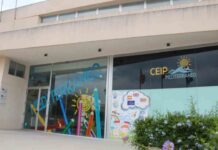 Un ultra de Vox quiere inhabilitar a dos maestros porque recibió una nota en catalán Un ultra de Vox quiere inhabilitar a dos maestros porque recibió una nota en catalán