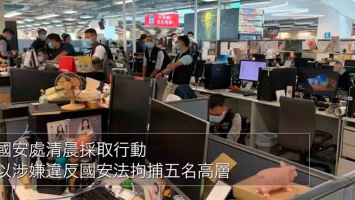 Detienen en el aeropuerto de Hong Kong el redactor jefe del ‘Apple Daily’