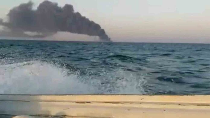 Gran barco de la Armada iraní se hunde tras incendiarse